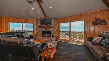 Smart TV, chimenea, videojuegos y libros