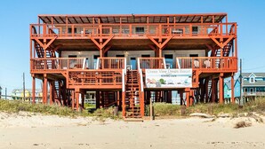Ein mehrstöckiges Gebäude mit einer Holzdachterrasse und einem Schild für Ocean View Dream Resort.