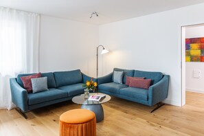 Téléviseur, lecteur de DVD, table de ping-pong, sélection de musique