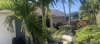 Bungalow mit Pool am See und in der Nähe des Strands und Downtown!