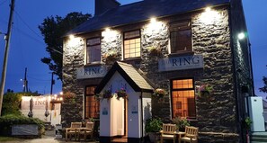 Exterior - The Ring Pub Bed and Breakfast (Rhosgoch)