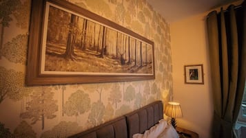 Double or Twin Room (Niwbwrch) | Individually decorated, individually furnished, laptop workspace