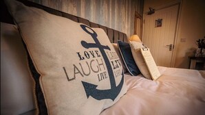 ダブルまたはツインルーム (Bae Treardurr) | ノートパソコン用作業スペース、遮光カーテン、防音設備、アイロン / アイロン台