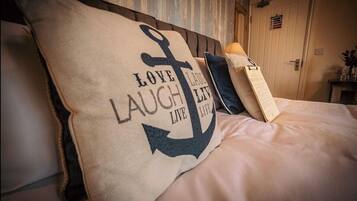 Double or Twin Room (Bae Treardurr) | Individually decorated, individually furnished, laptop workspace