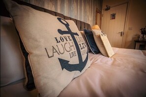 Double or Twin Room (Bae Treardurr) | Individually decorated, individually furnished, laptop workspace - The Ring Pub Bed and Breakfast (Rhosgoch)