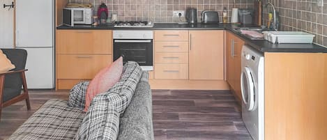 Oven, cookware/dishes/utensils, freezer