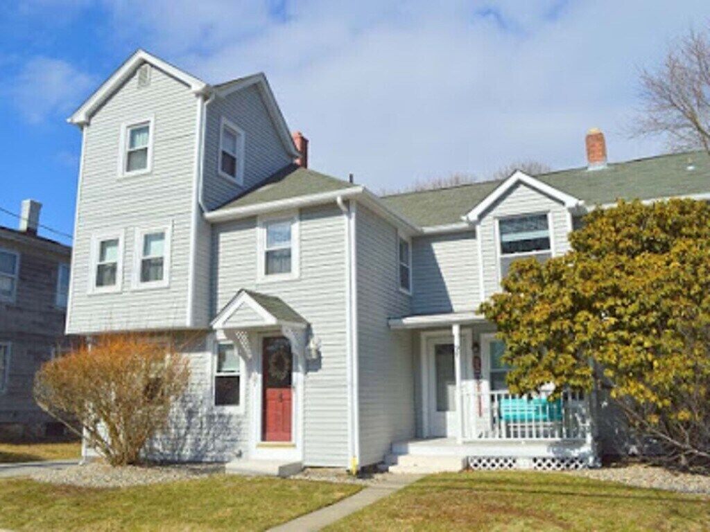 Town Beach 5 bdrm Victorian!