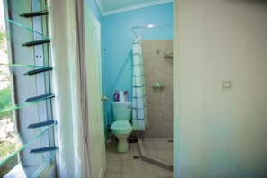 Ducha y bañera combinadas, toallas y papel higiénico