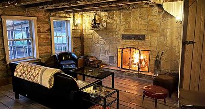 River Mountain Modern Lodge – Hot Springs Tubs