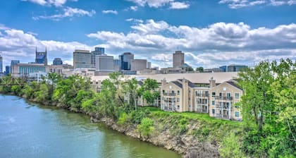 Downtown Riverfront condo ,walk to Honky Tonks