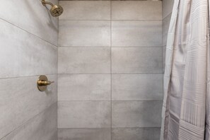 Dusche, Haartrockner, Handtücher, Toilettenpapier