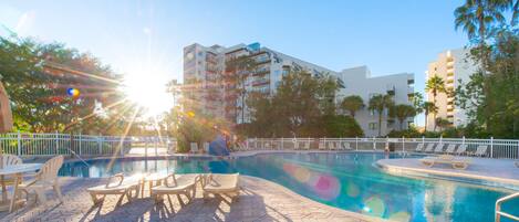 Alberca techada y alberca al aire libre