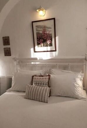 In-room safe, laptop workspace, iron/ironing board