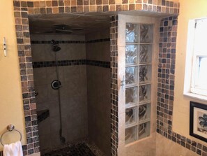 House, 3 Bedrooms | Bathroom - St. Petersburg House Hot Tub Waterfront Free Wifi Parking 9665 (St. Pete Beach)