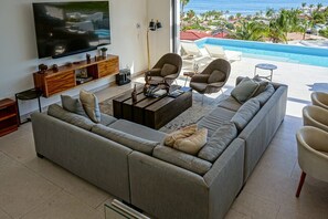 Fernseher, Kamin, Tischtennisplatte, Stereoanlage