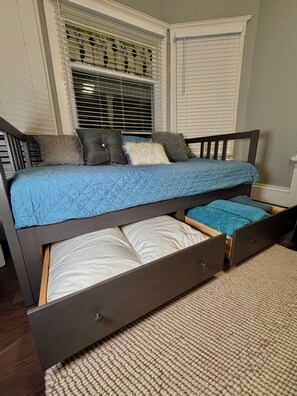 3 chambres, coffres-forts dans les chambres, bureau