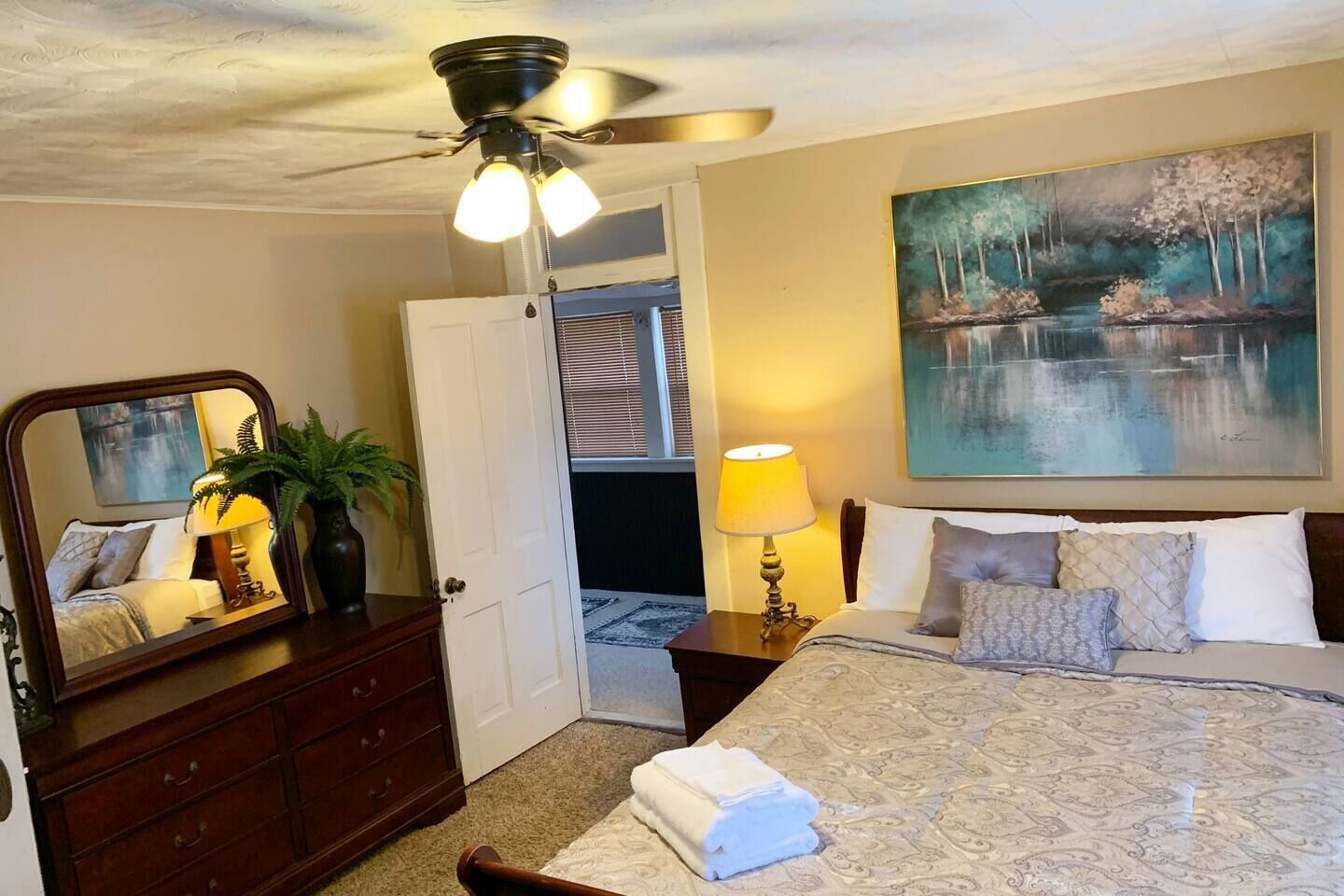 3 bedrooms, in-room safe, desk, iron/ironing board