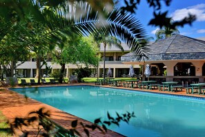 Poolside bar - Sundown Country Estate (Boshoek)