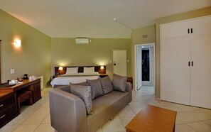 In-room safe, iron/ironing board, free WiFi, bed sheets - Sundown Country Estate (Boshoek)