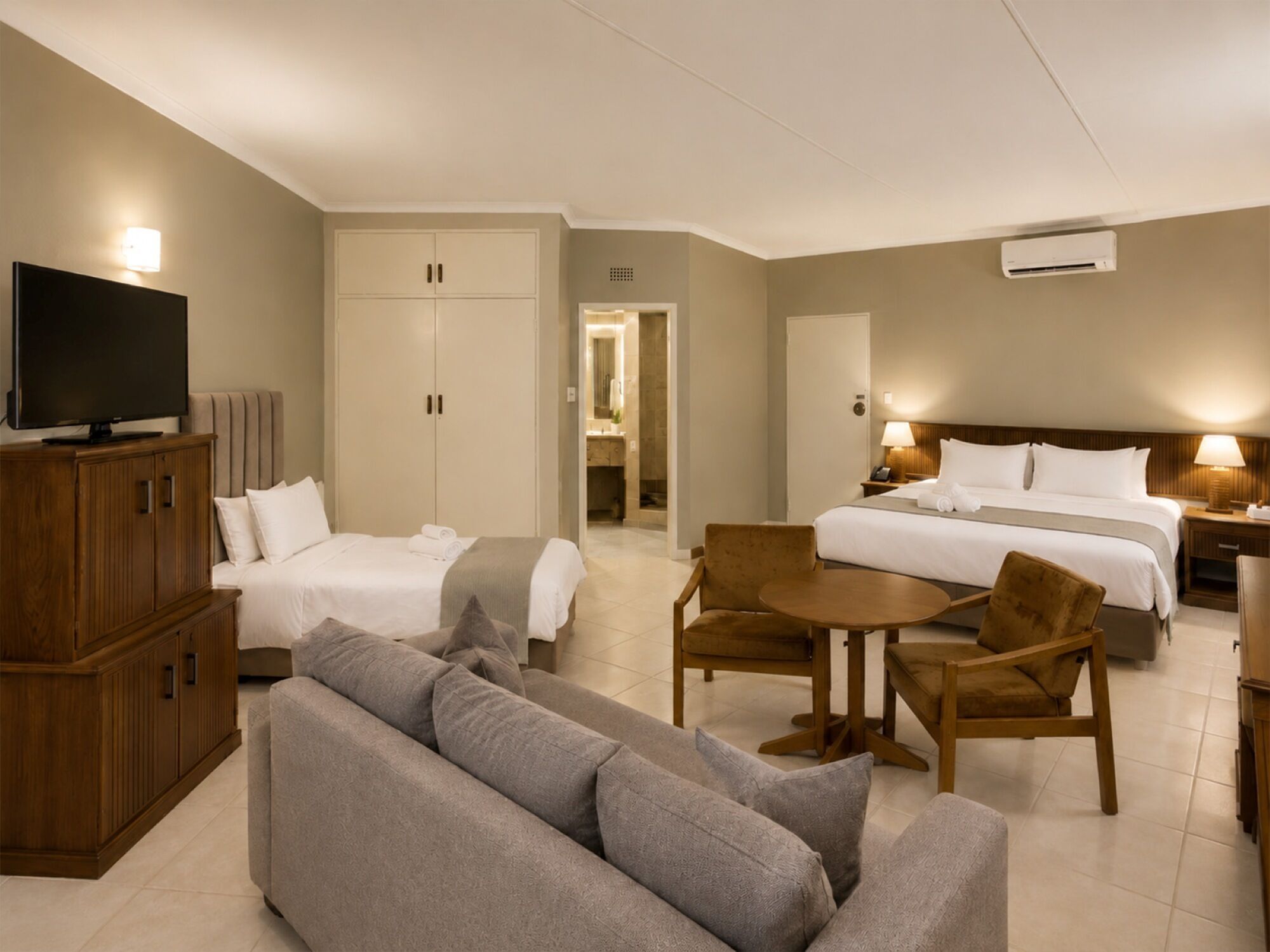 Kamar Keluarga | Brankas, setrika/meja setrika, Wi-Fi gratis, dan seprai linen
