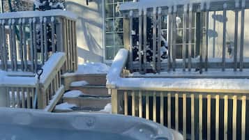Bañera de hidromasaje al aire libre