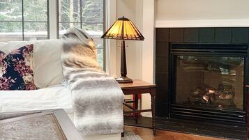 Una Smart TV, una chimenea