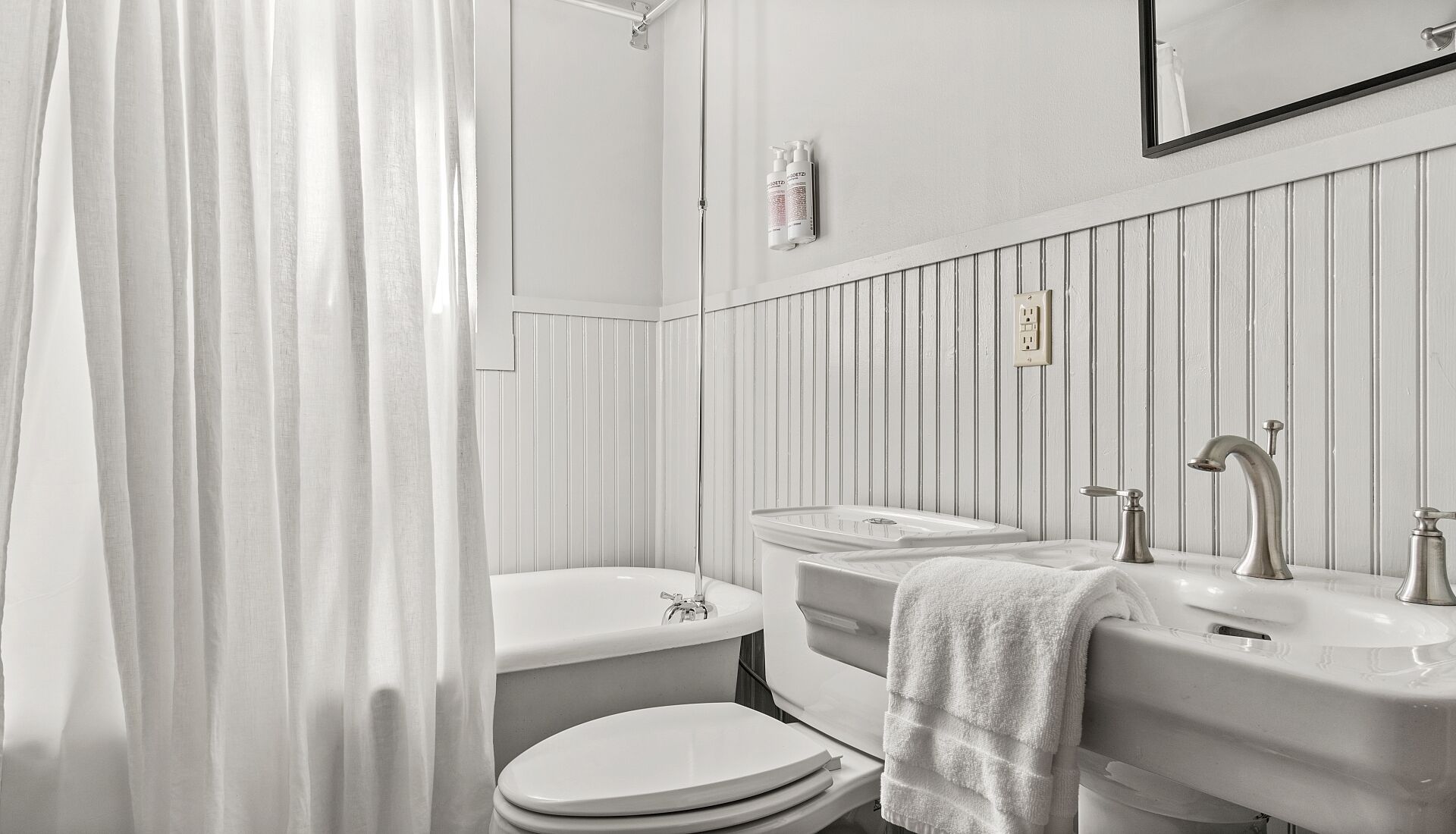 cabin (creekside) | bathroom | free toiletries, hair dryer, towels, soap