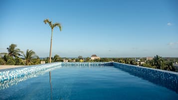 Una piscina al aire libre, tumbonas