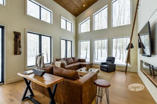 4 bed 3 bath home Minutes to Blue Mountain! 25 acres! Privacy!