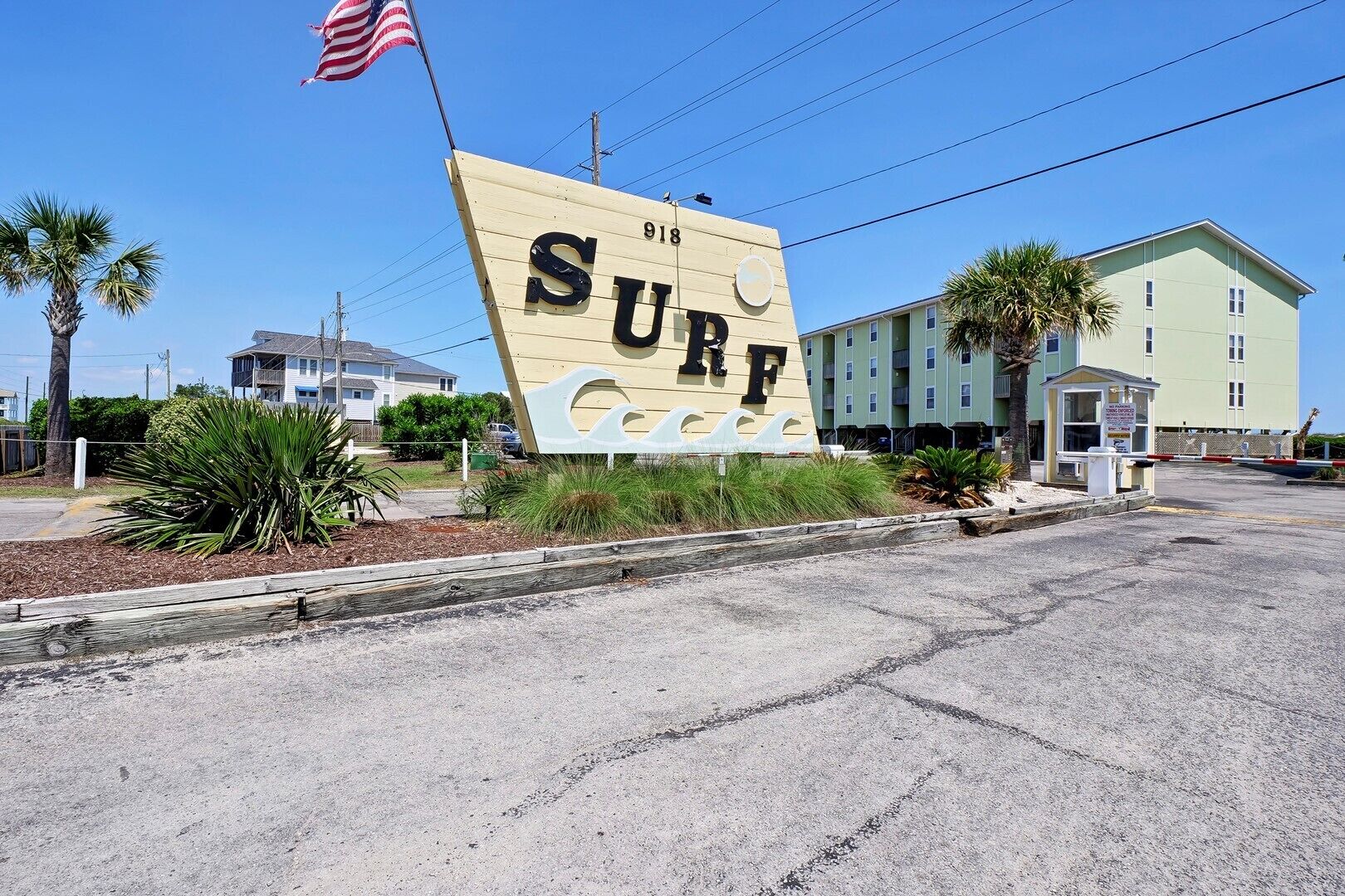 Un bâtiment sur lequel est apposée une grande enseigne indiquant le mot « SURF » et le numéro 918.