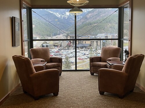 Penthouse Mountain Haven with Spa Room. Sleeps 6!