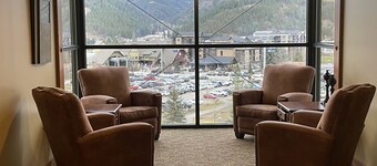 Penthouse Mountain Haven with Spa Room. Sleeps 6!