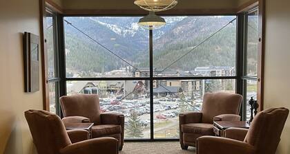 Penthouse Mountain Haven with Spa Room. Sleeps 6!