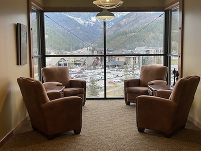 Penthouse Mountain Haven with Spa Room. Sleeps 6!