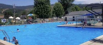 Penthouse Mountain Haven with Spa Room. Sleeps 6!