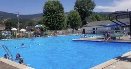 Penthouse Mountain Haven with Spa Room. Sleeps 6!