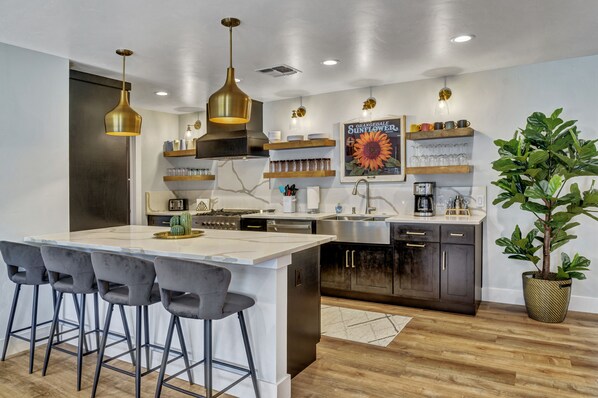 Frigorifero, microonde, forno, piano cottura