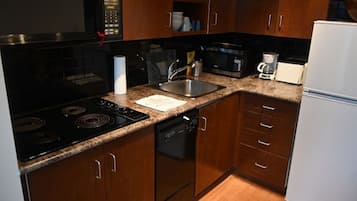 Fridge, microwave, stovetop, dishwasher