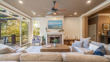 Smart-TV, Kamin, Videospiele, DVD-Player