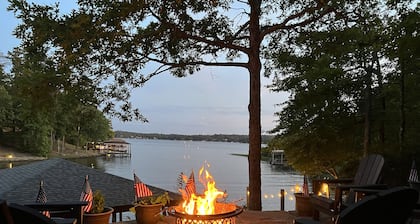 ☀️Waterfront 5000 sq. ft. on cove, boat dock & 2 large decks, Media & Game Room.