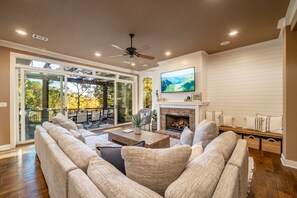 Smart TV, chimenea, videojuegos y reproductor de DVD