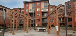 Outdoor dining - Sun Beach Kelowna- 1 bed plus den (Kelowna)