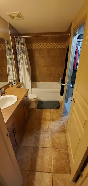 Combined shower/bathtub, towels, soap, shampoo - Sun Beach Kelowna- 1 bed plus den (Kelowna)