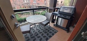 Outdoor dining - Sun Beach Kelowna- 1 bed plus den (Kelowna)