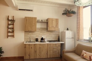 Ofen, Wasserkocher mit Kaffee-/Teezubehör, Kochgeschirr/Geschirr/Besteck