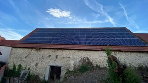 Un edificio con un panel solar en el techo.