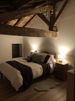 3 bedrooms, iron/ironing board, free WiFi, bed sheets - Lovely detached Farmhouse on edge of village near Confolens (Oradour-Fanais)