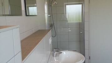 Ducha, secador de pelo, toallas, papel higiénico