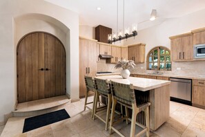 Fridge, microwave, oven, stovetop - Gorgeous Views, 2 Masters, 3 more En Suites (Cabo San Lucas)