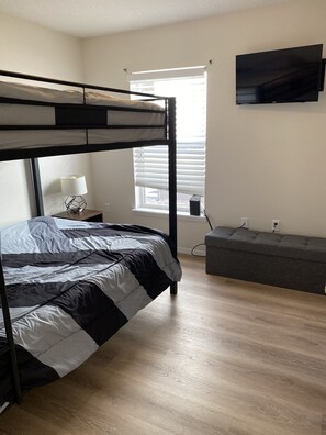 4 chambres, coffre-fort, bureau, fer et planche à repasser